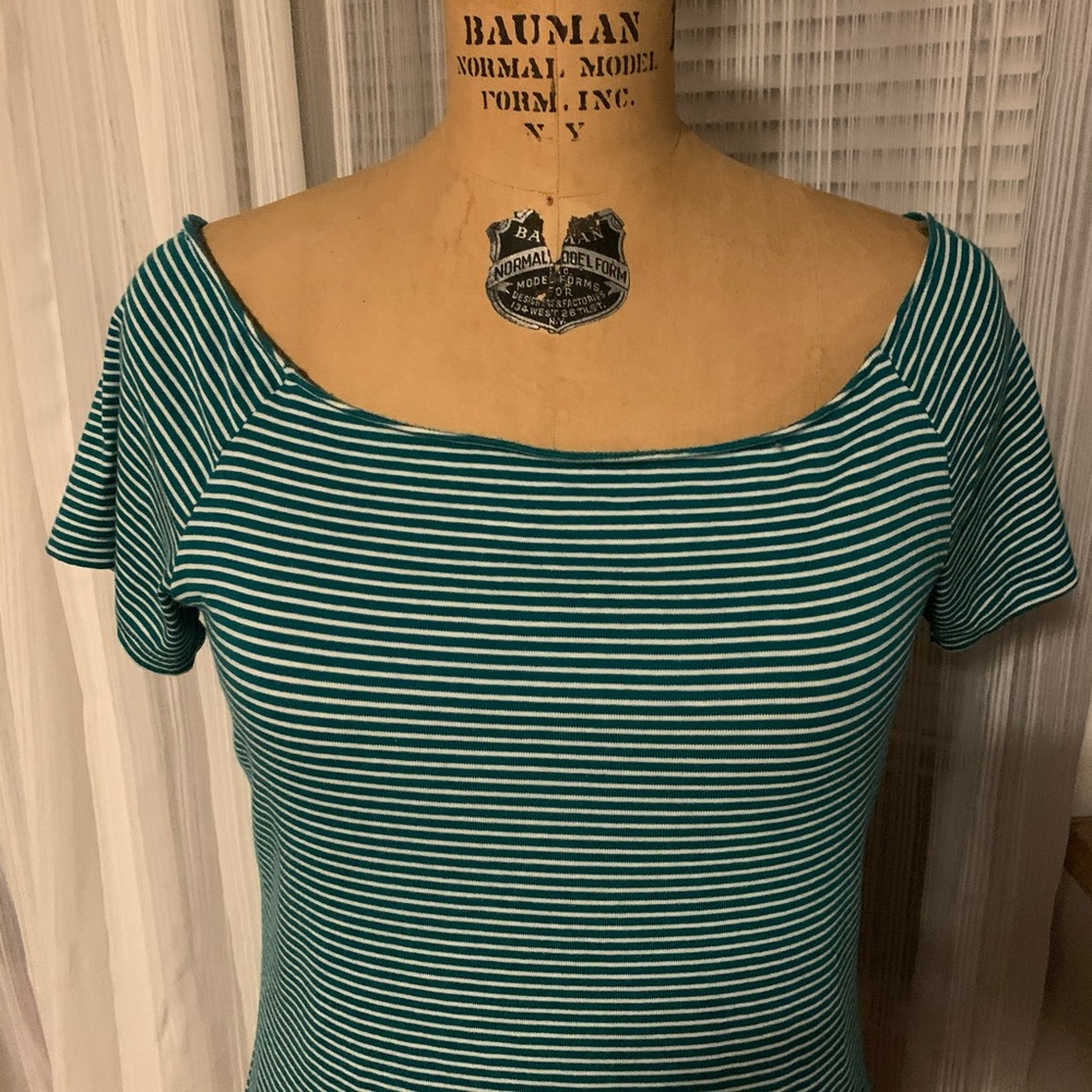 Old Navy Scoop Neck Classic Tee - Picture 2 of 4